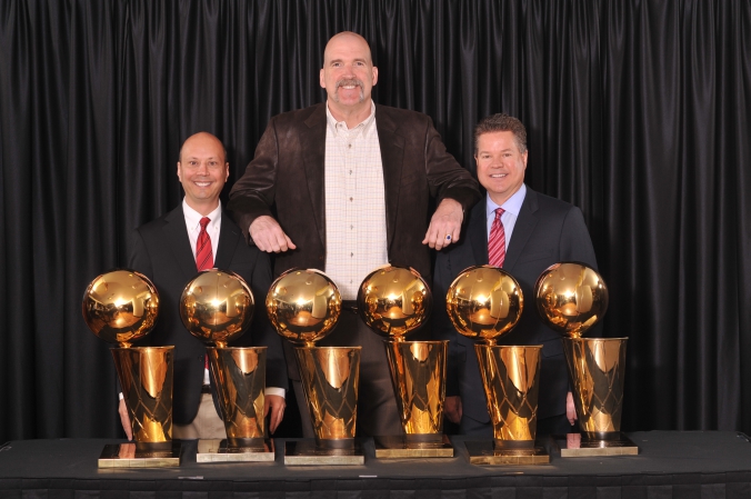 nba chicago bulls bill wennington poses with the six trophies and two guests, 8x10 photo printed instantly onsite